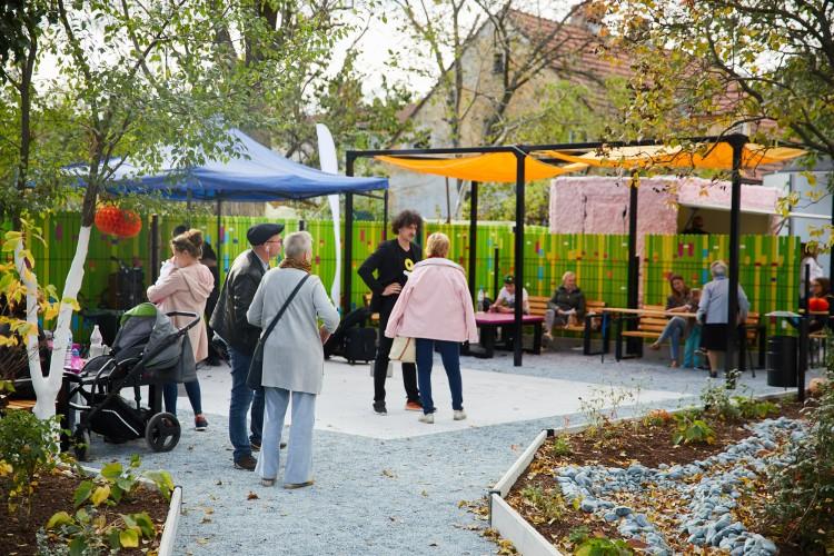 Łączka na Wiejskiej. Na Oporowie powstał park kieszonkowy [ZDJĘCIA]