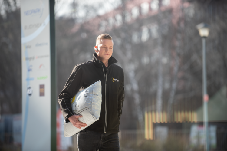 Paczkomat czy kurier, co wybrać?