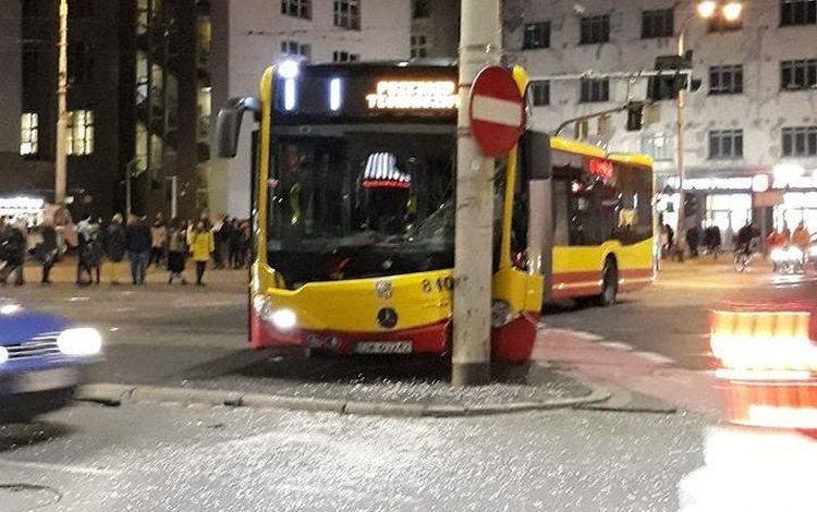 Utrudnienia w centrum. Autobus wjechał w słup [ZDJĘCIA]