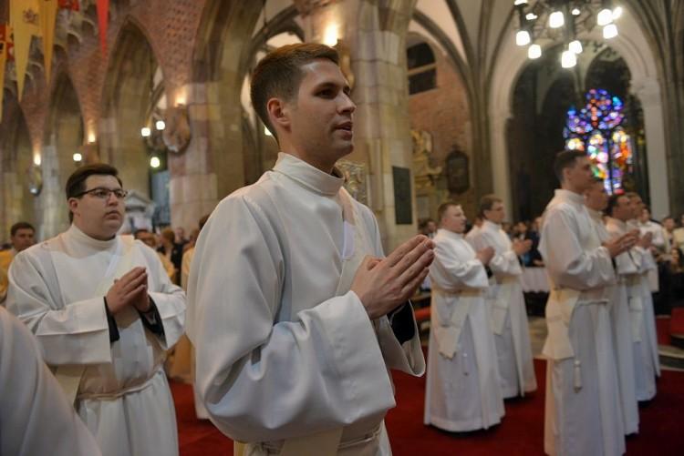 We wrocławskiej katedrze wyświęcono 15 nowych księży [ZDJĘCIA]