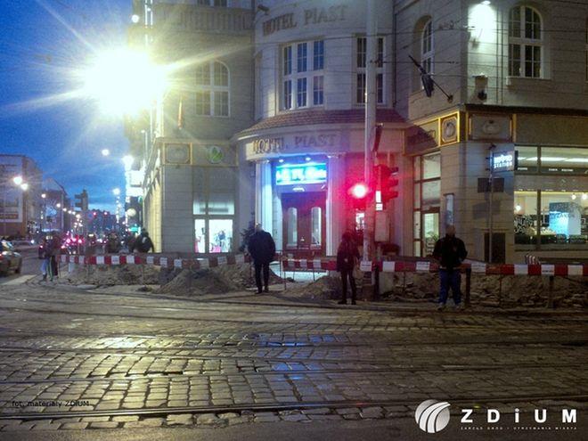 Są utrudnienia dla pieszych na chodnikach wzdłuż kilku ulic w centrum Wrocławia