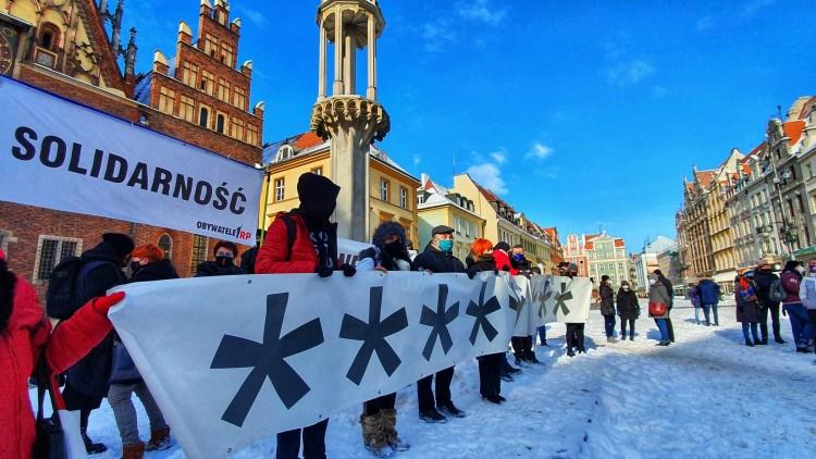 Media bez wyboru. Antyrządowy protest na wrocławskim Rynku [ZDJĘCIA]