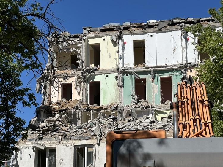 Policja równa z ziemią komisariat przy Trzemeskiej. Mamy zdjęcia z rozbiórki!