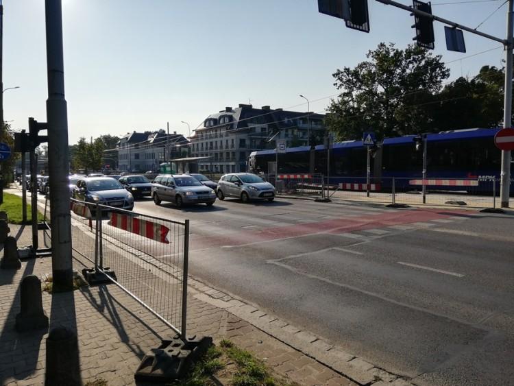 Tramwaje wróciły na Hallera. To ciągle plac budowy, a na przystanek najlepiej się „teleportować” [ZDJĘCIA]