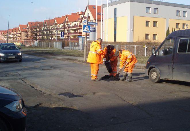 Drogowcy naprawiają pozimowe ubytki. Sprawdź, na których ulicach załatają dziury