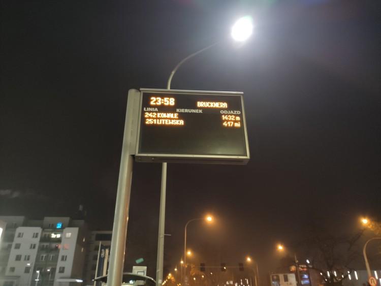 Na autobusy nocne we Wrocławiu poczekasz! Awaria tablicy na przystanku
