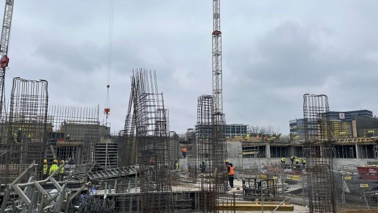 Wielki plac budowy we Wrocławiu. Ziemię od katolików przejął ogromny deweloper. Wiemy, co tu buduje