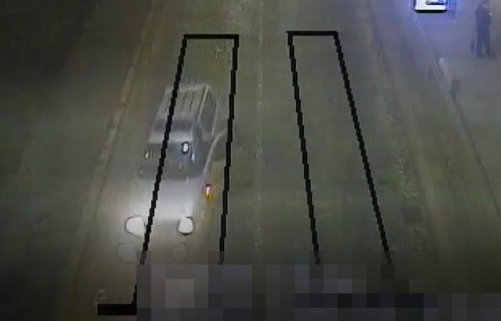 Pijany w sztok kierowca pędził przez Powstańców Śląskich z wiszącym w drzwiach policjantem [FILM]