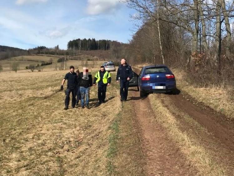 Pościg za naćpanym kierowcą. Pasażer wyrzucał na drogę kolce do przebijania opon