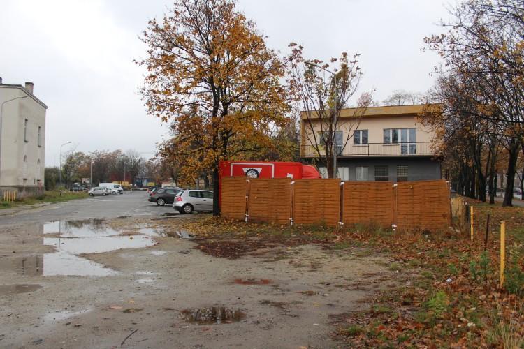 Zniknie parking przy Świebodzkim. Miasto sprzedaje działkę [ZDJĘCIA]