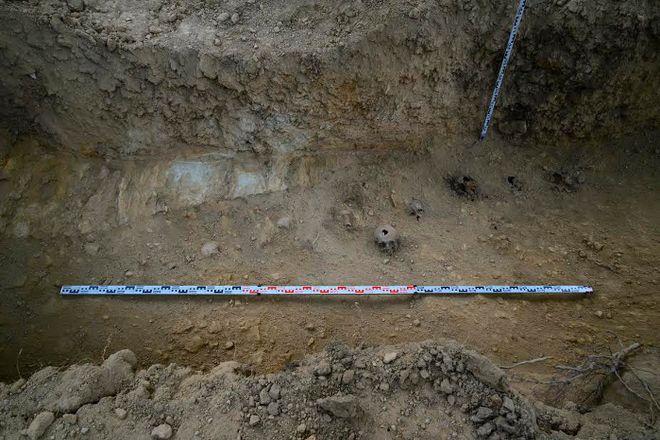 Archeolodzy z Wrocławia odkryli dwie zbiorowe mogiły ze szczątkami więźniów z... [FOTO]