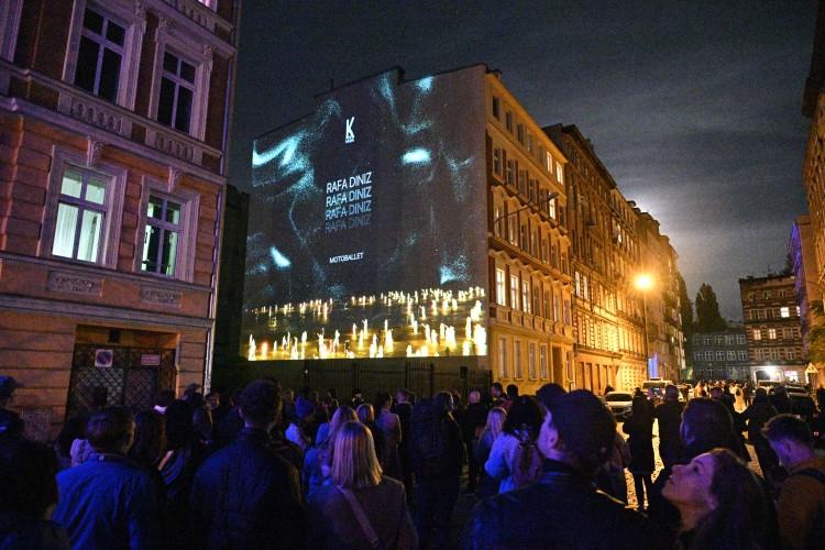 Tłumy na Nadodrzu. Ściany kamienic zamieniły się w multimedialne ekrany [ZDJĘCIA]