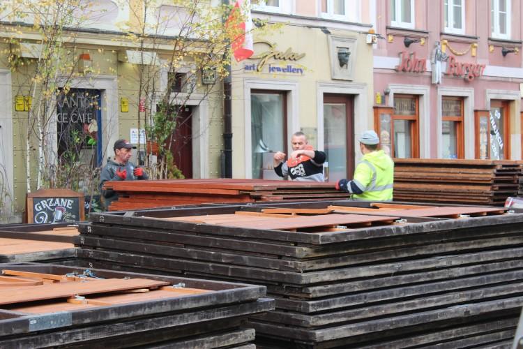 Idą święta! Na Rynku stawiają już Jarmark Bożonarodzeniowy [ZDJĘCIA]