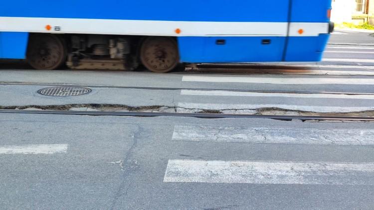 Wrocław: Asfalt się rozpada. Piesi boją się, że zostawią w szparach buty