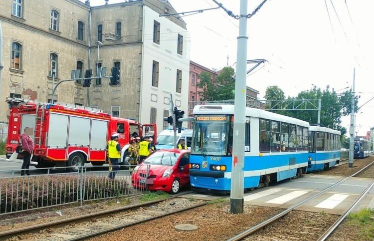Wypadek tramwaju i osobówki. Na miejscu karetka