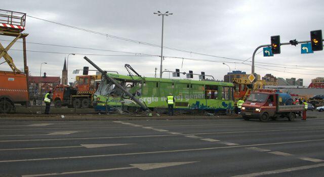 Osiem osób rannych – TIR wjechał w tramwaj