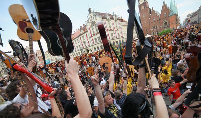 Gitarowy Rekord Guinnessa na 5734 gitary!