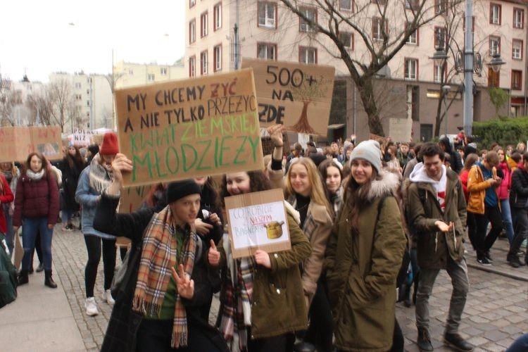 „Dzieci mają głos”. Ulicami miasta przeszedł Młodzieżowy Strajk Klimatyczny [ZDJĘCIA]
