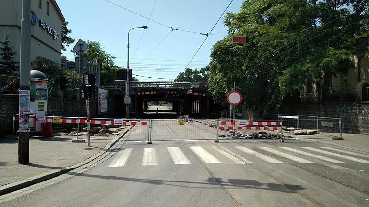 Przedłuża się przebudowa Hubskiej i wiaduktu na Pułaskiego. Miasto zmienia organizację ruchu, żeby uniknąć korków