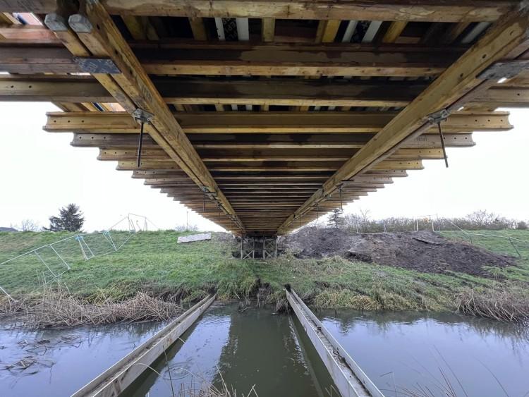 Wrocław: Trwa budowa kładki nad Ślęzą. Jest już pomost [ZDJĘCIA]
