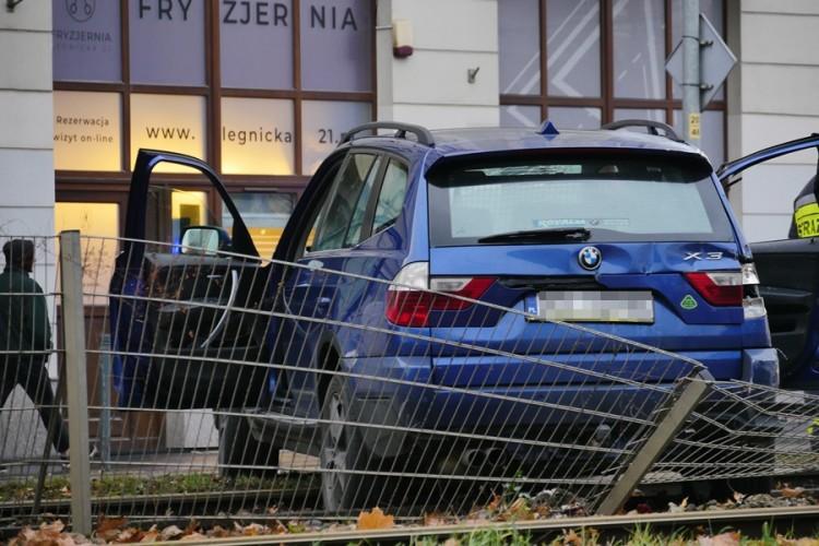 Wrocław: BMW na torowisku. Kierująca staranowała infrastrukturę [ZDJĘCIA]