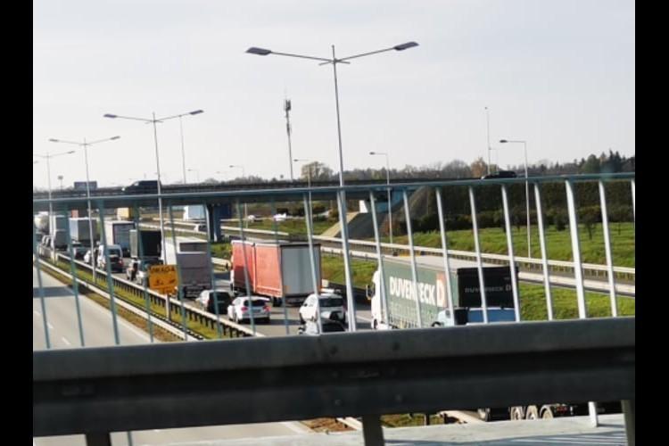 Duża plama paliwa na obwodnicy Wrocławia. Były utrudnienia w ruchu