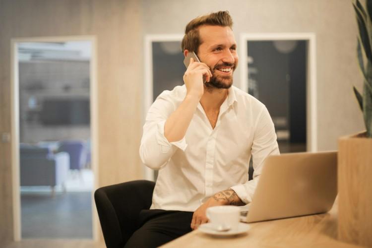 Męski strój business casual – jak się ubrać do pracy w biurze?