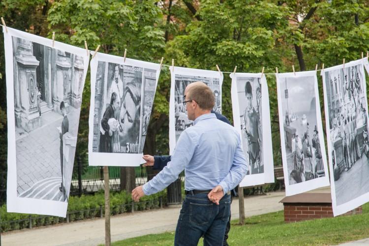 Zdjęcia Plewińskiego zawisły na placu Wolności