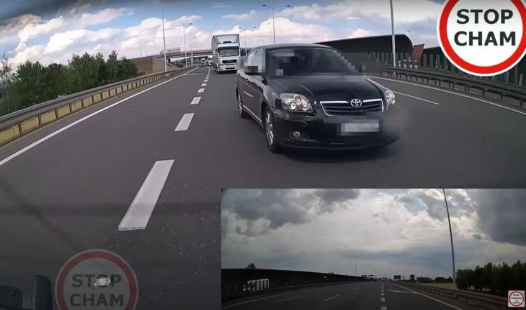 Wrocław: Agresywny kierowca toyoty jechał za autem kilometrami. Chciał się bić [WIDEO]