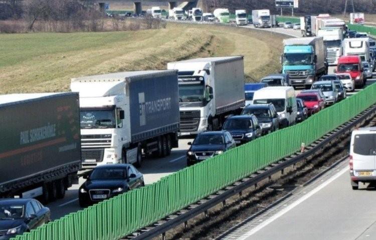Pięć kilometrów korka na A4 pod Wrocławiem. To przez remont wiaduktu