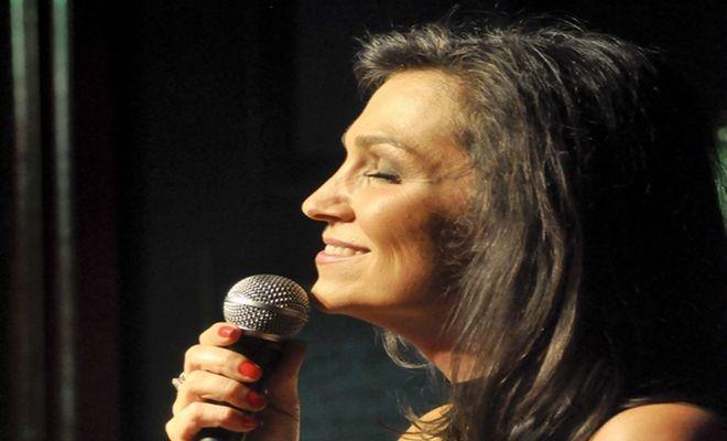 Olga Bończyk na koncercie z repertuarem Kaliny Jędrusik