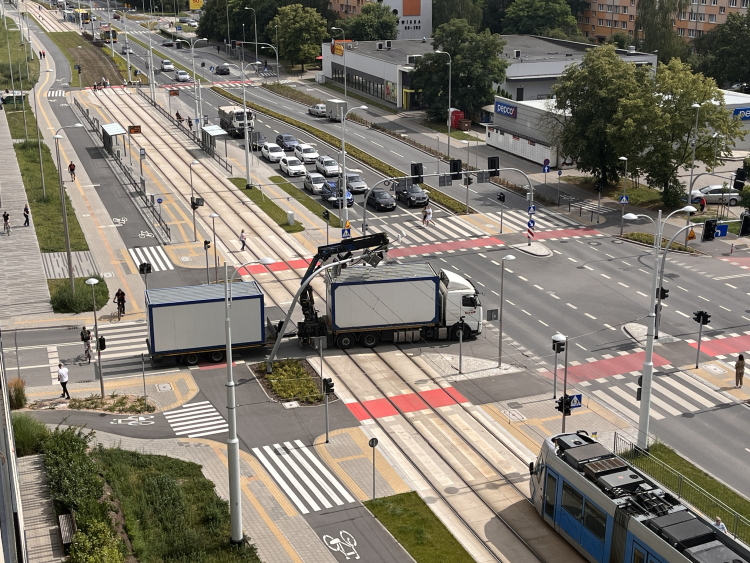 Dźwig uszkodził sygnalizację na Porcie Popowice. Tramwaje stoją w korku [ZDJĘCIA]