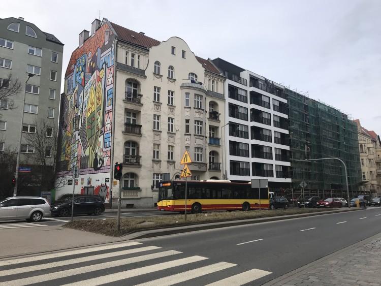 Wrocław: nowa kamienica na Śródmieściu. Wyróżni ją nietypowa instalacja [ZDJĘCIA, WIZUALIZACJE]