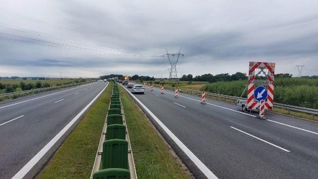Autostrada zwężona i z ograniczeniem prędkości. Co tam się dzieje?