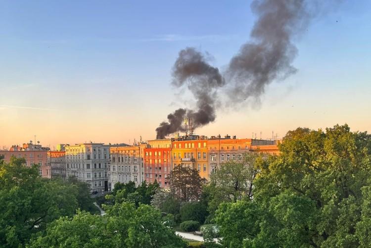 Wrocław: Czarny dym nad miastem. Pożar nowego budynku na Kleczkowie [ZDJĘCIA]