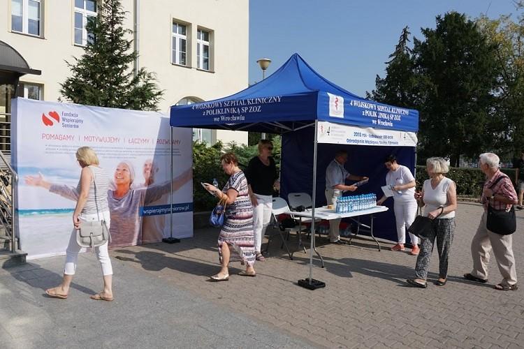 Przy szpitalu na Borowskiej wolontariusze będą rozdawać wodę seniorom