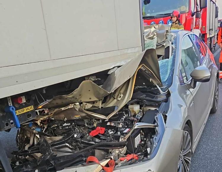 Wypadek na A4. Auto wbiło się w naczepę tira. To cud, że nikt nie zginął