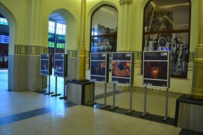 Na dworcu Wrocław Główny można się zakochać w Polsce nocą