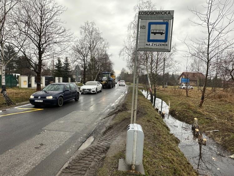 Przesunęli przystanek na grzęzawisko. I jeszcze przekonują, że dbają o komfort