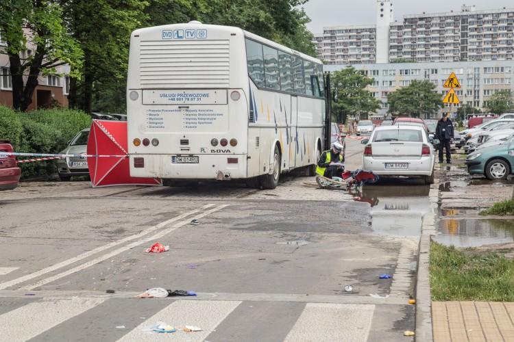 Śmiertelny wypadek rowerzystki z dzieckiem. Kierowca autokaru bez uprawnień, usłyszał zarzuty [ZDJĘCIA]