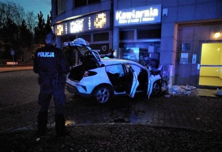 Pijany 24-latek wjechał w budynek. Dwie osoby ranne [ZDJĘCIA]
