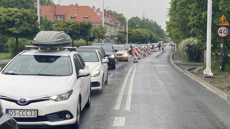 Kierowcy omijają Aleję Wielkiej Wyspy. Zakorkowali całą okolicę