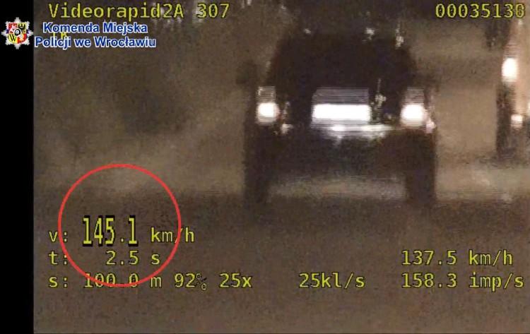 Jechała 145 km/h w obszarze zabudowanym. Po zatrzymaniu zamieniła się miejscami z pasażerką