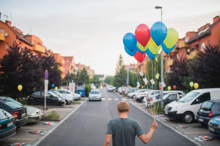 Mnóstwo balonów z helem na wrocławskich osiedlach [ZDJĘCIA]
