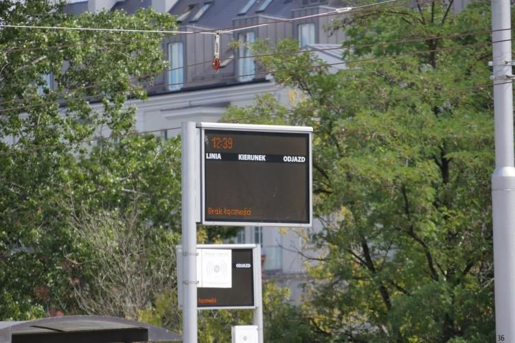 Wrocław: Notoryczne awarie tablic DIP na przystankach. Powodem... modernizacja systemu i upał