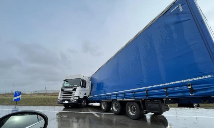 Tir złamał się na zjeździe z A4 na AOW. Duże korki