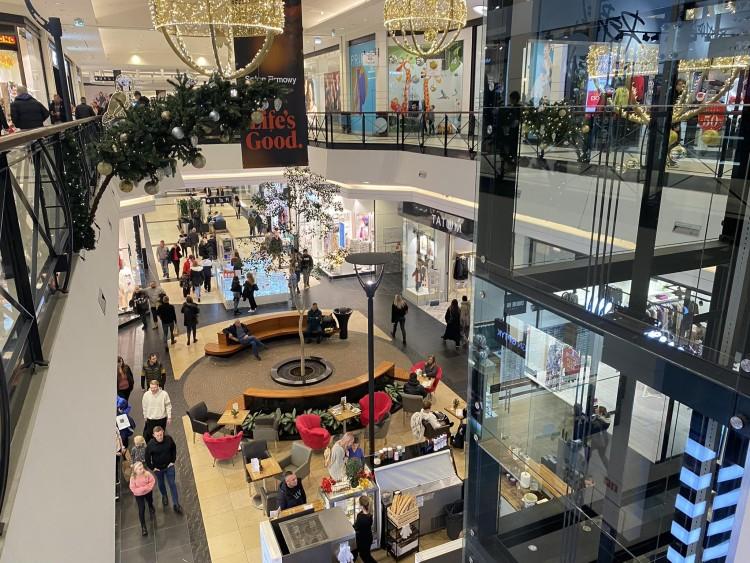 Wrocławianie szturmują galerie handlowe. Tłumy w sklepach i na parkingach
