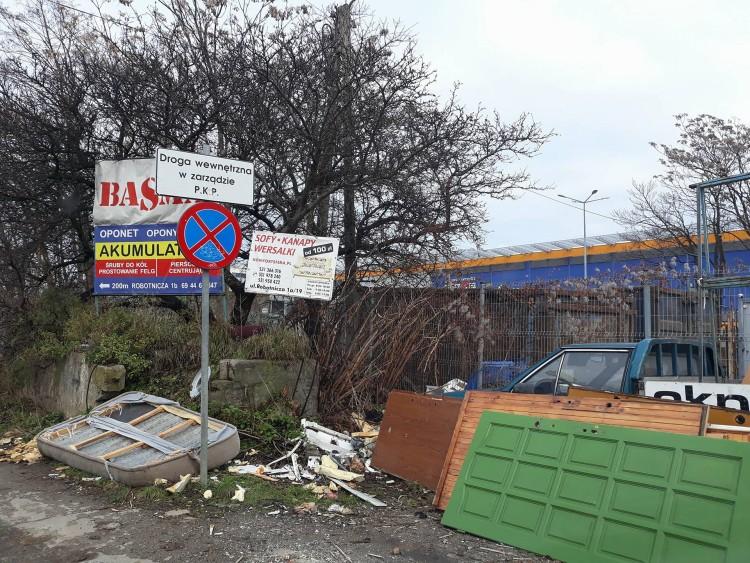 Straż miejska bierze się za parkingi przy sklepach. 