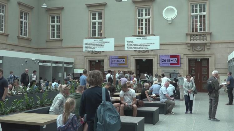 Jak długo w tym roku stoi się w kolejce po paszport? [WIDEO]