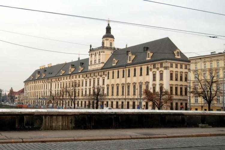 Uniwersytet Wrocławski załatwił studentom prenumeratę dwóch gazet. Wybuchła taka afera, że nie dostaną żadnej